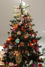 Mit Glasschmuck geschmueckter Baum